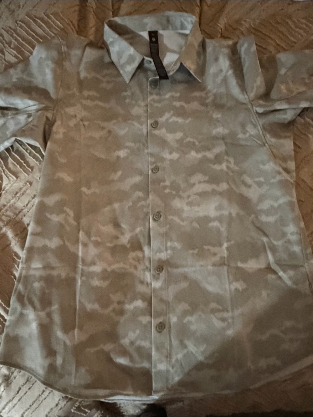 Men's Light Gray Camouflage Button-Up Shirt size medium NWOT